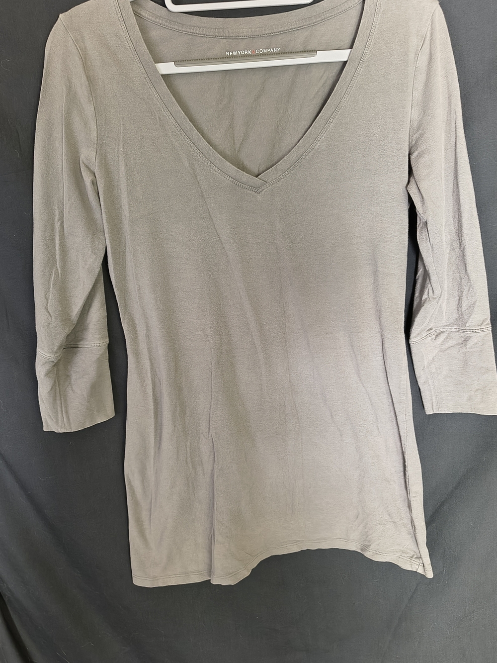 New York & Company Taupe V-Neck 3/4 Sleeve Women's Top